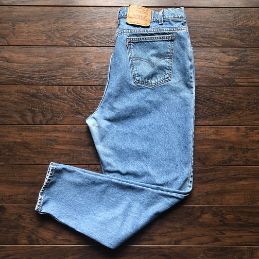 90’s Vintage Women’s 950 Levi’s Orange Tab Relaxed Fit Tapered Jeans | Made in USA