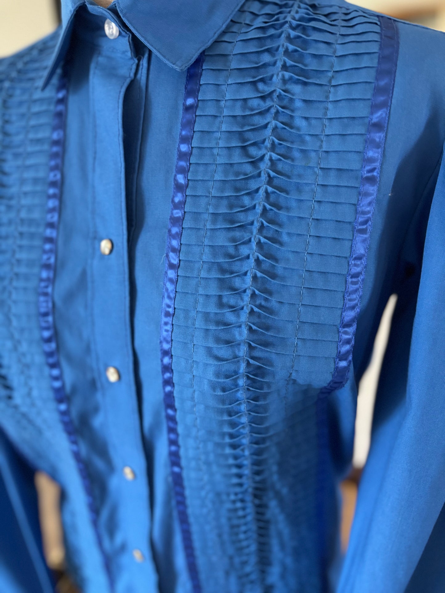 Vintage 1970s Women’s Rockmount Ranch Wear Western Shirt Blue Pleated Tuxedo Pearl Snap Tru-West USA Size 38