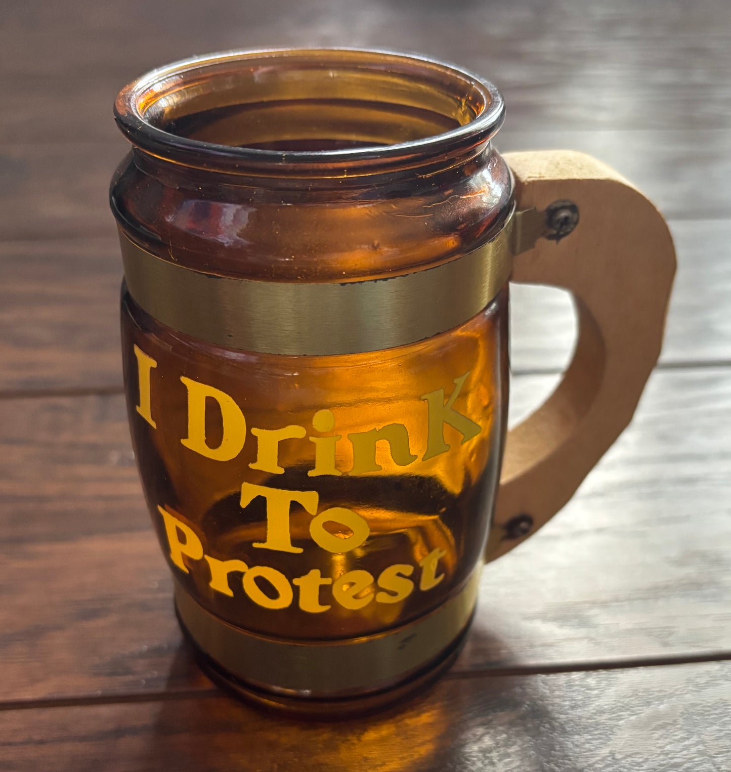 Vintage 1970s Amber Glass Beer Mug Set w/ Wood Handles – Funny Drinking Sayings Barware – Retro Siesta Ware Style