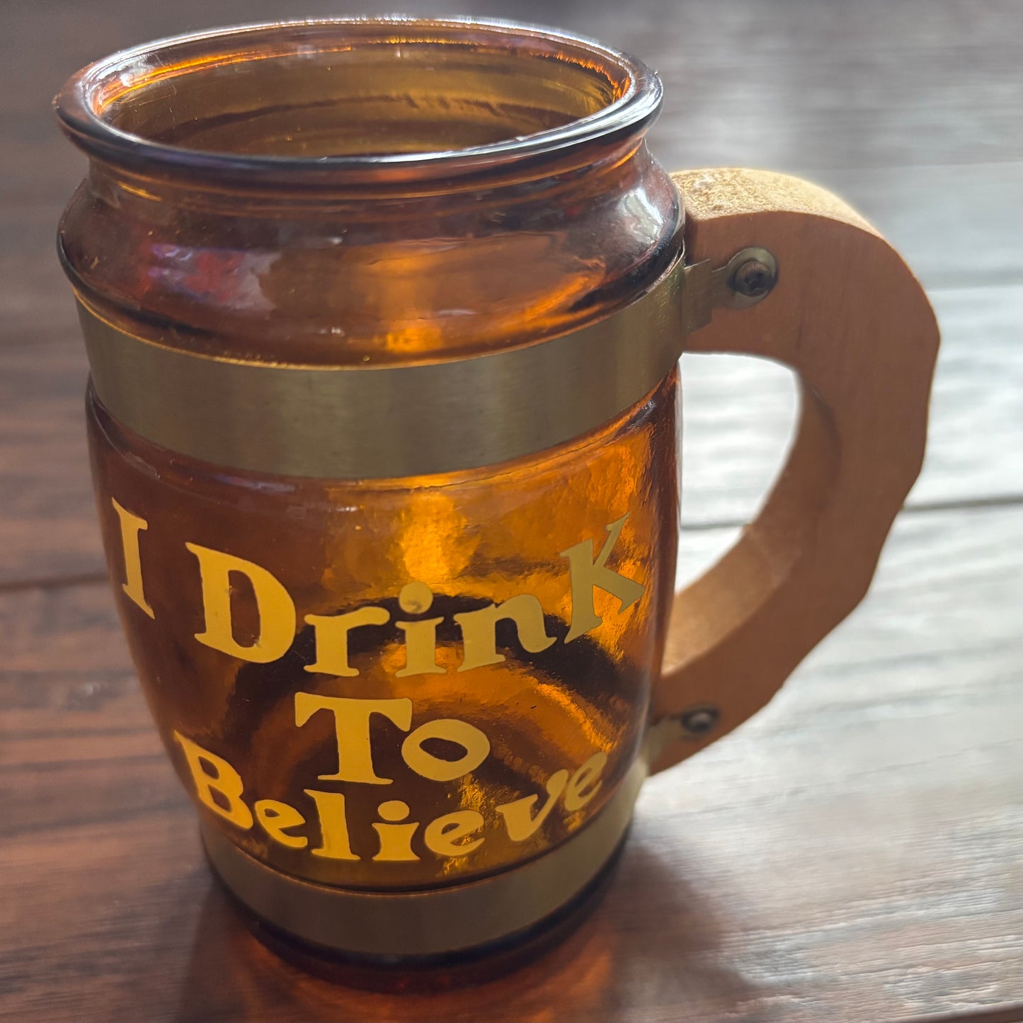 Vintage 1970s Amber Glass Beer Mug Set w/ Wood Handles – Funny Drinking Sayings Barware – Retro Siesta Ware Style