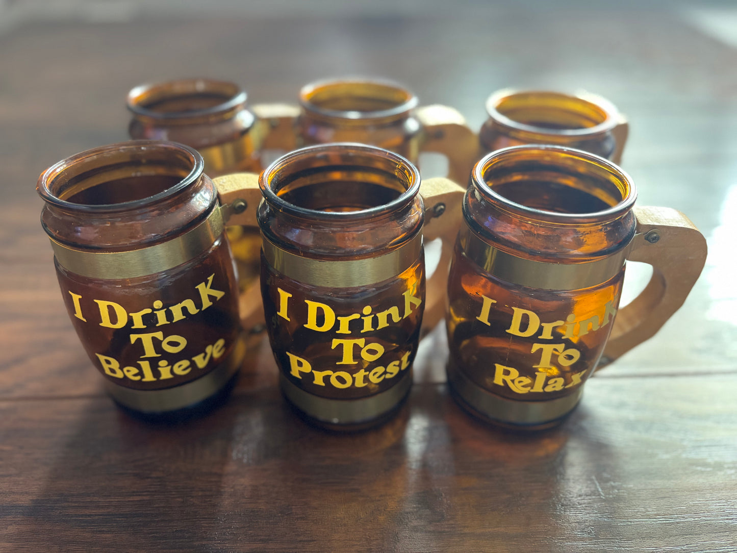 Vintage 1970s Amber Glass Beer Mug Set w/ Wood Handles – Funny Drinking Sayings Barware – Retro Siesta Ware Style