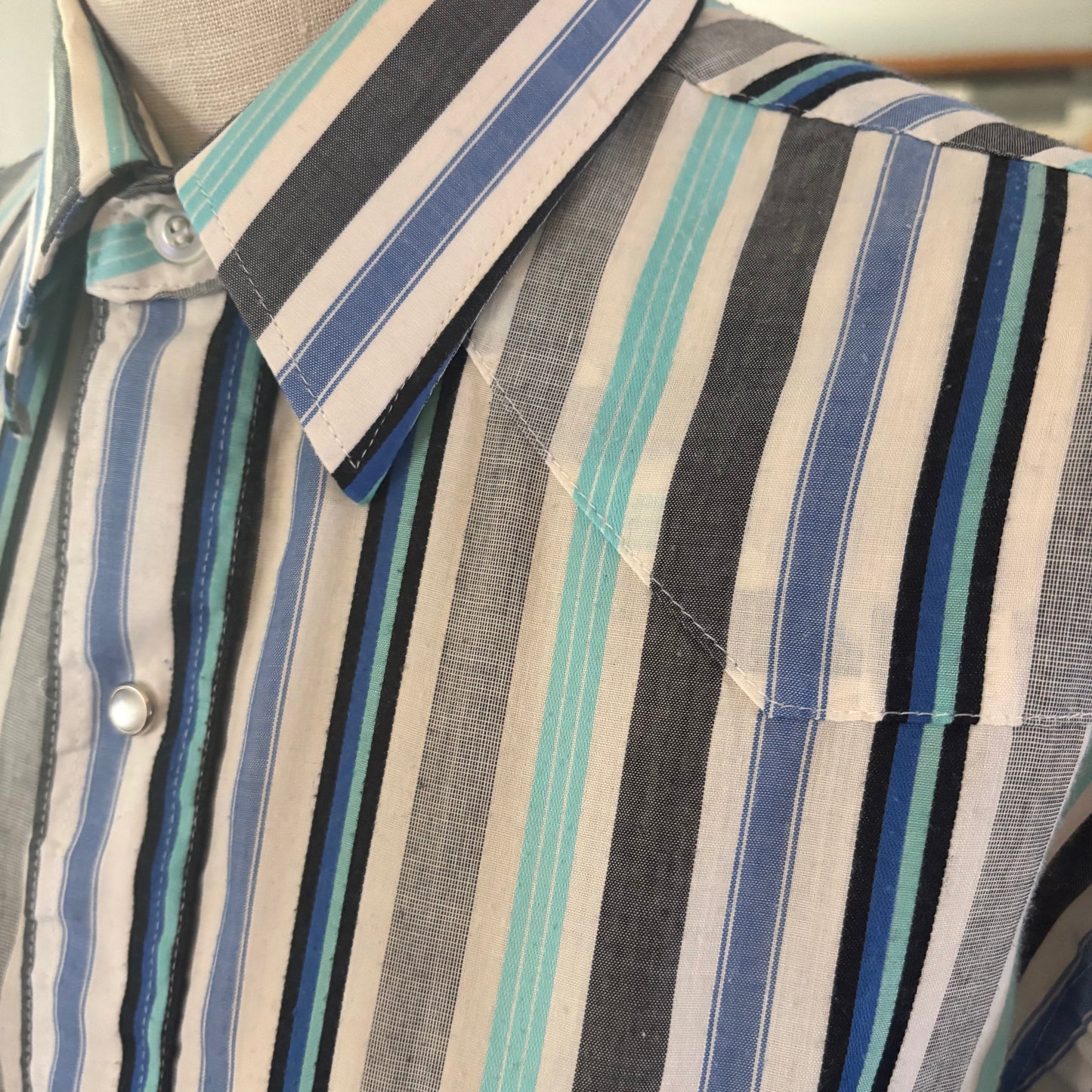 Vintage Wrangler Cowboy Cut Pearl Snap Western Shirt Made in USA Blue Gray Turquoise Striped Long Sleeve Men’s 15.5 x 35