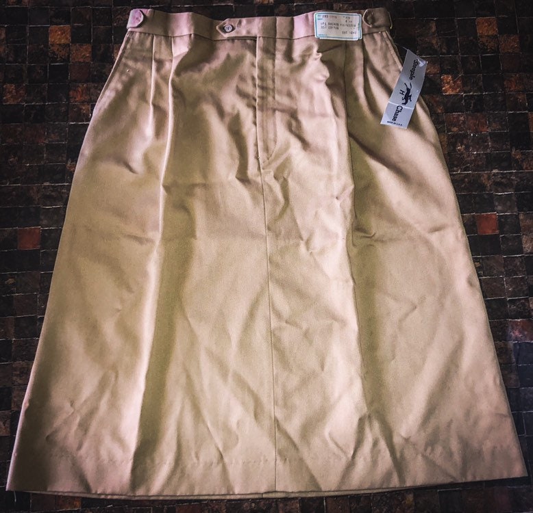 80's/90's Deadstock Vintage SteepleChase A-Line Khaki Skirt with Side Pockets and Adjustable Waist. Great Vintage Condition!