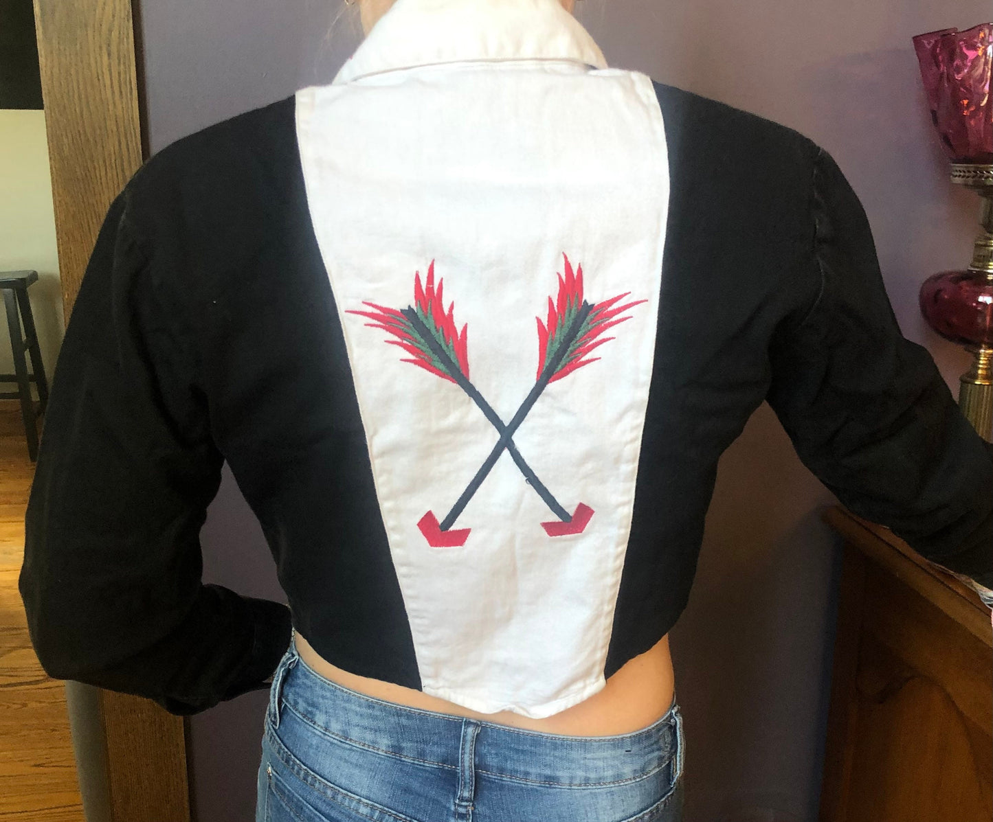 Vintage Western Women’s Sugar Ranch Crop Top Shirt with Embroidered Arrows