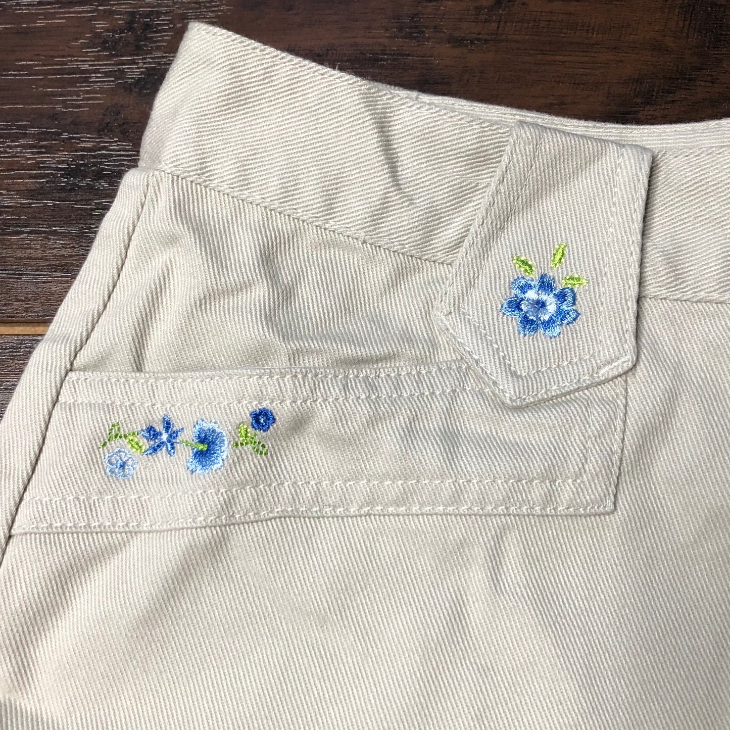 Gitano Shorts with Embroidered Flowers | NOS